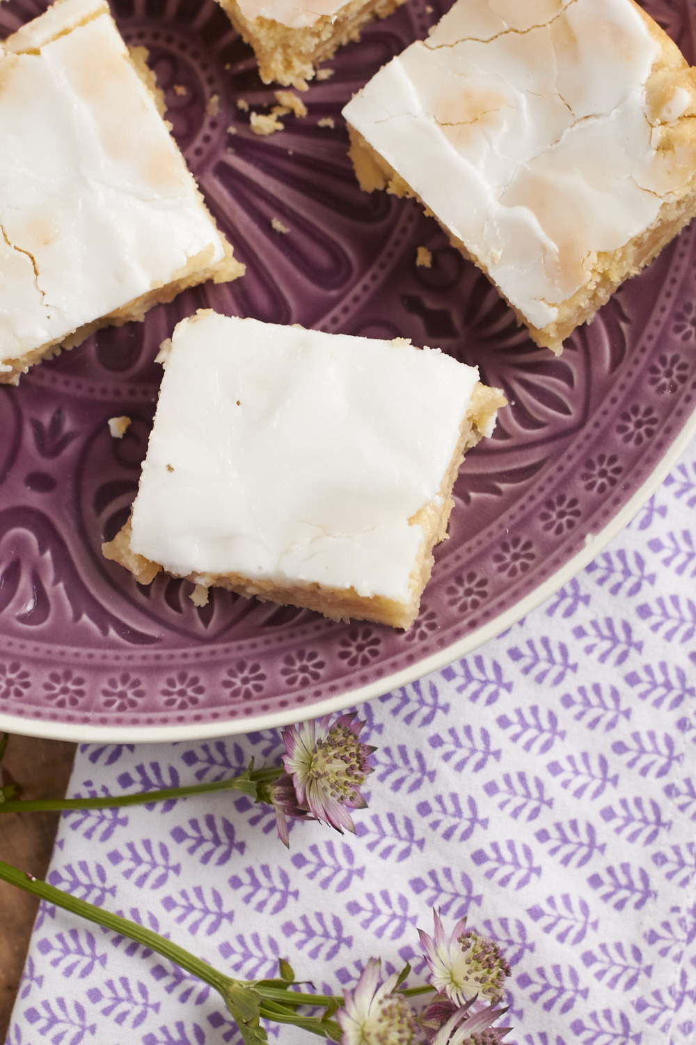 Saftiger Apfelkuchen mit Apfelmus und ganz viel Zuckerguss