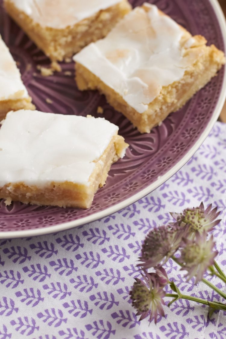 Saftiger Apfelkuchen mit Apfelmus und ganz viel Zuckerguss
