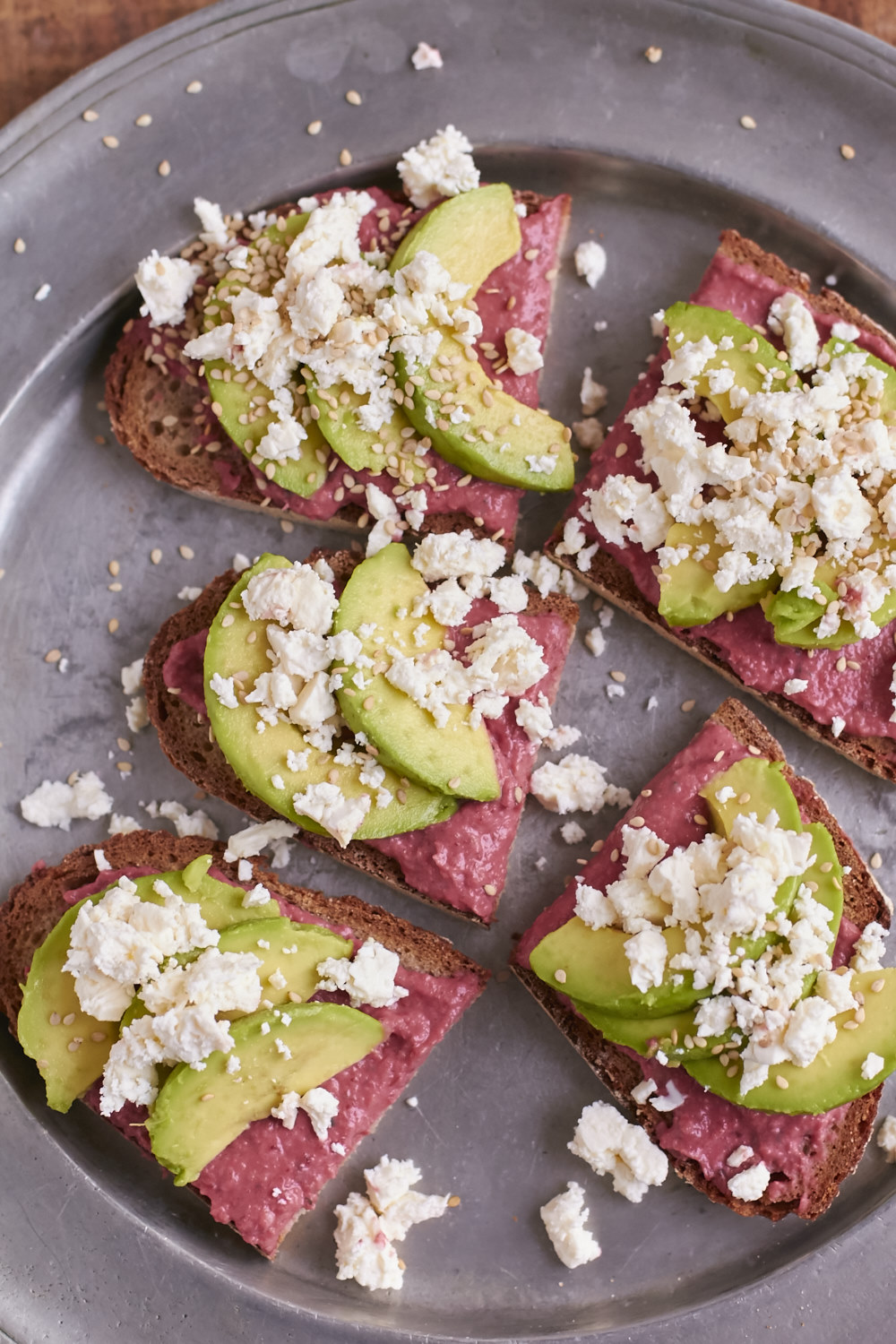 Schnittchen Schneewittchen - Belegtes Sauerteigbrot mit Rote Bete Hummus, Avocado und Feta. Schnell und k&ouml;stlich!