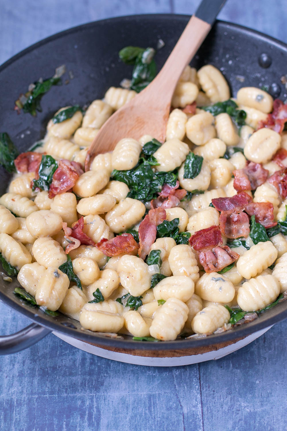 Eine leckere Gnocchi Pfanne mit Gorgonzola und Bacon.