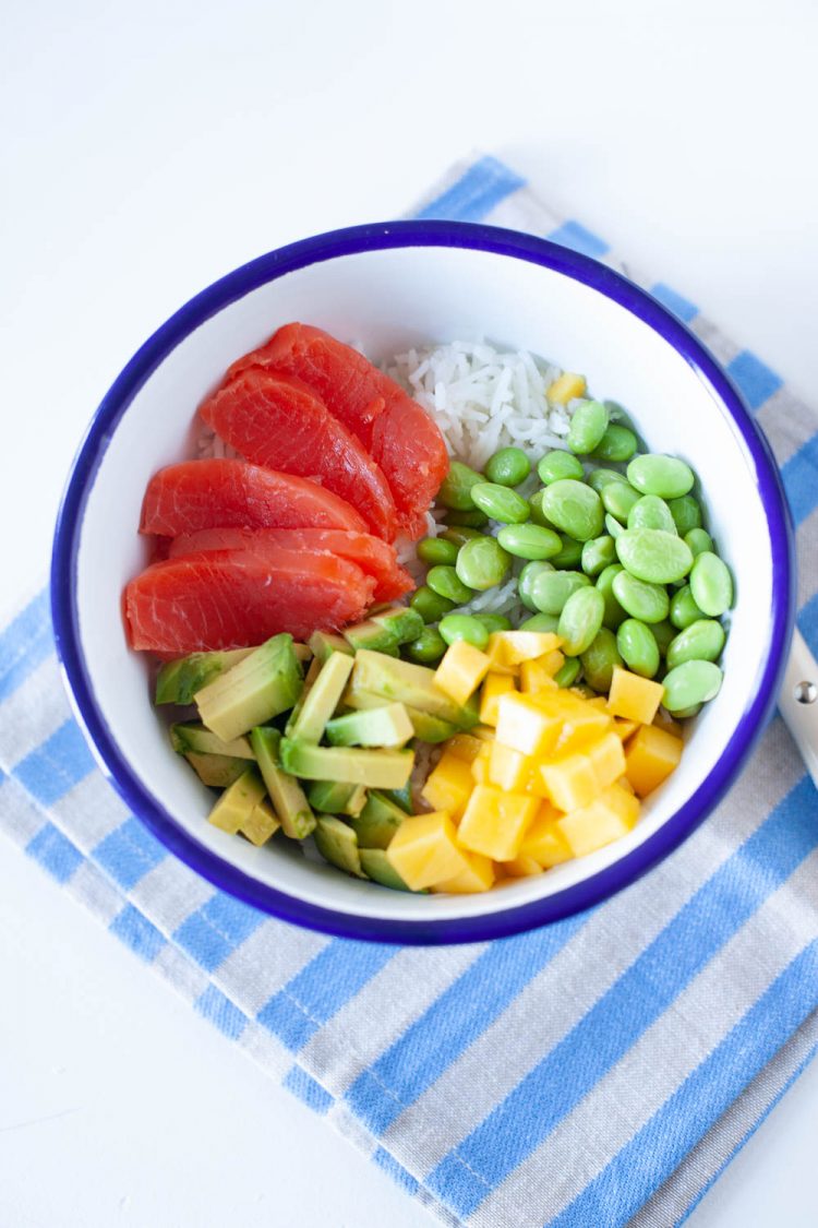 Eine super schnelle und leckere Poke Bowl mit Wildlachs von Friedrichs und Teriyaki Soße.