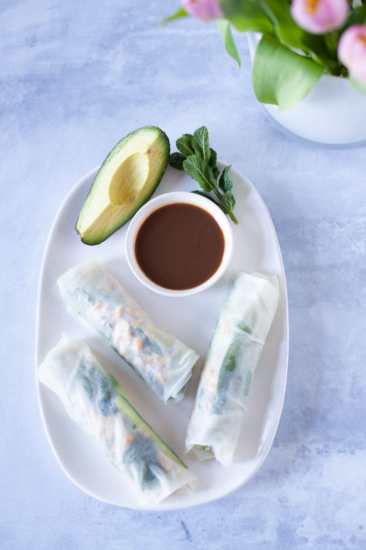 Leckere Sommerrollen mit Avocado und Hähnchen - die sind für