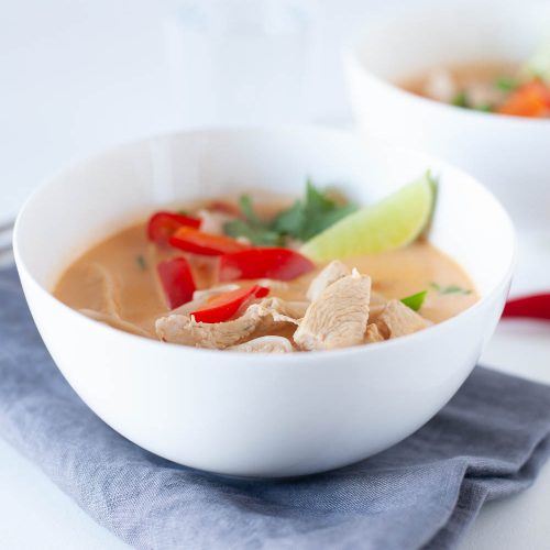 Eine so leckere, rote Curry Suppe mit Hähnchen und Kokosmilch - so holt ihr euch Thailand nach Hause.