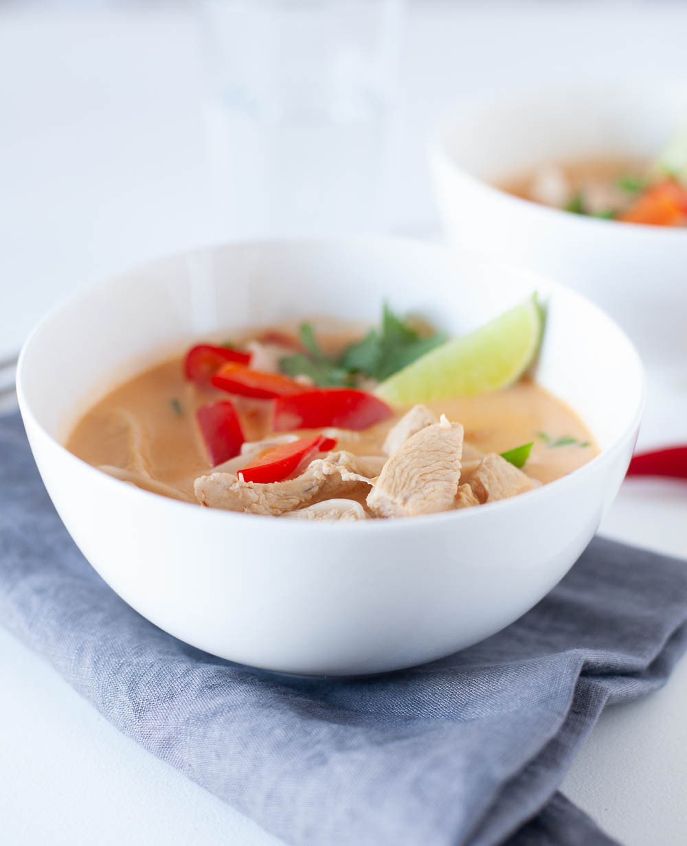 Eine so leckere, rote Curry Suppe mit Hähnchen und Kokosmilch - so holt ihr euch Thailand nach Hause.