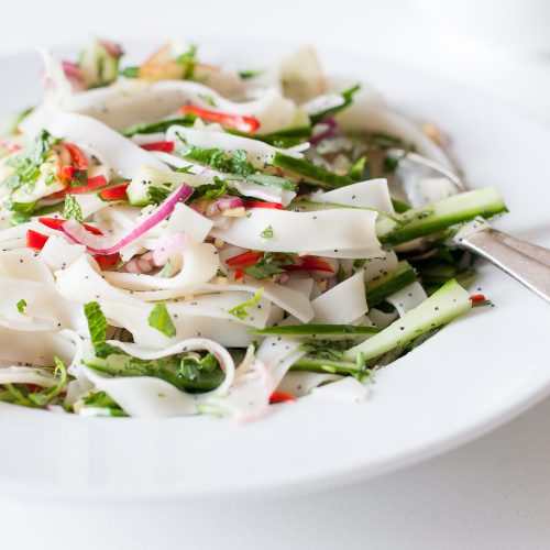 Ein super leckeres Reisnudelsalat Rezept auf dem Ottolenghi Buch.