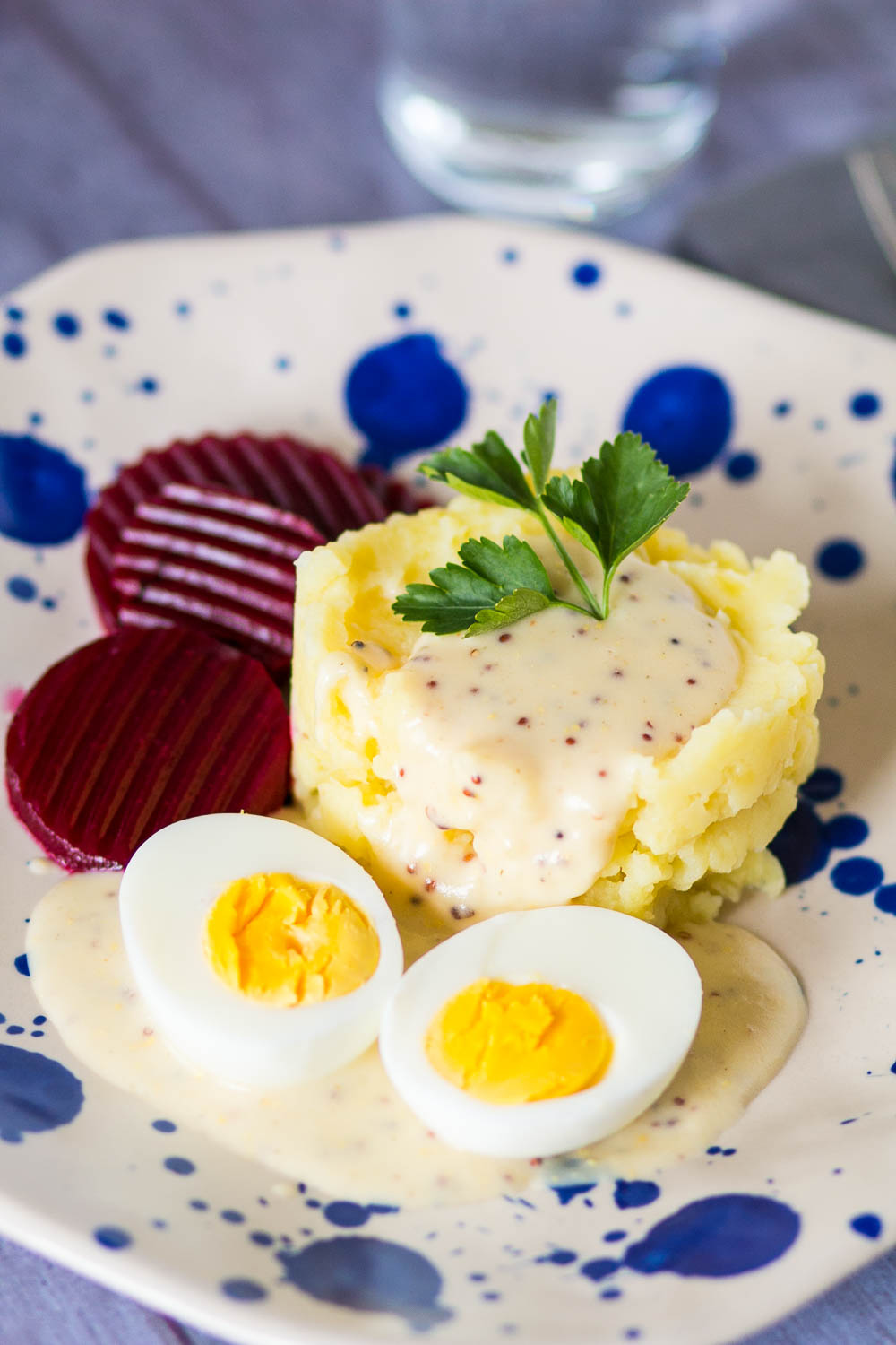 Leckere Senfeier mit körniger Senfsoße und Kartoffelpüree - Eier in Senfsoße