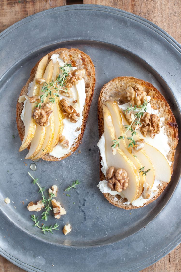 Leckere Schnittchen mit Ricotta, Birne und Walnüssen