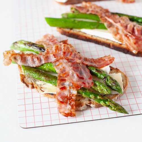 Würzige Schnittchen mit grünem Spargel und Speck