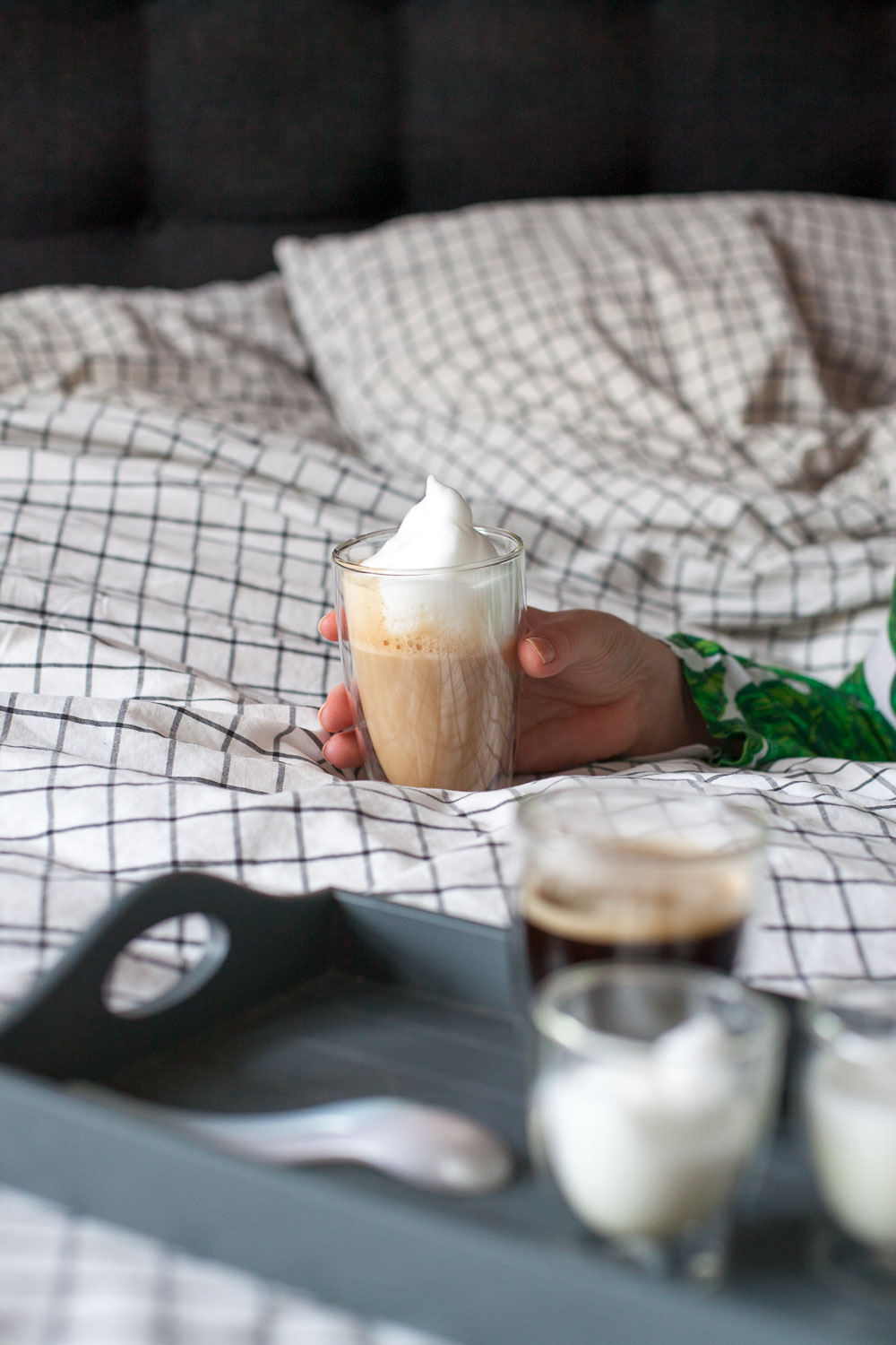 Ein Sonntagmorgen mit Kaffee und pain aux chocolate im Bett.