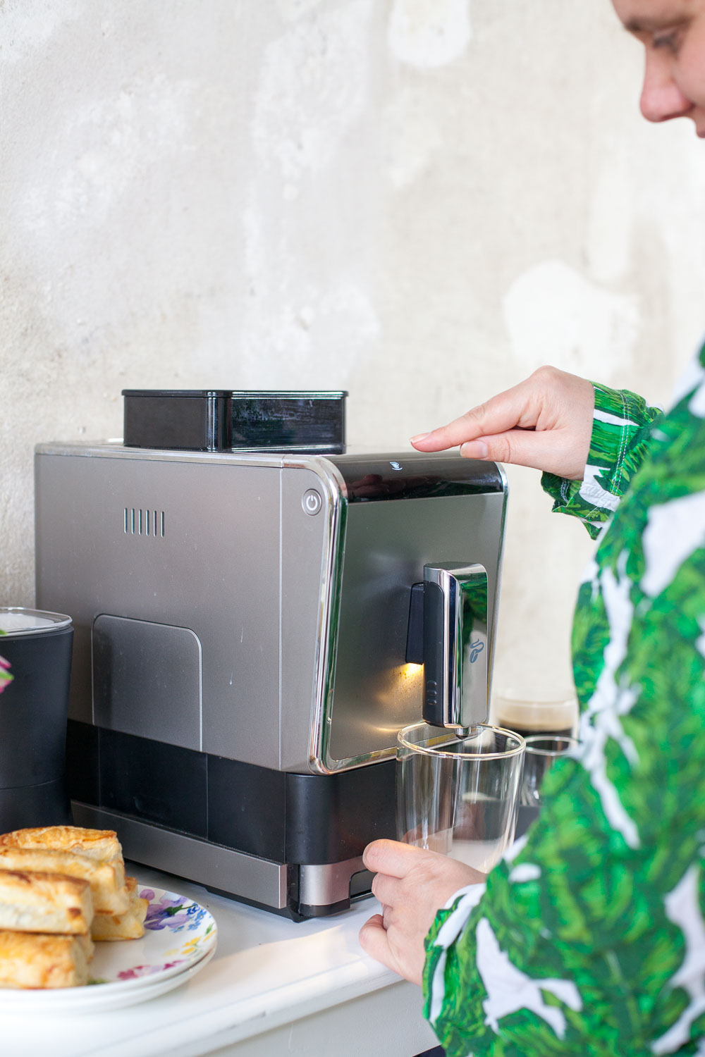 Ein Sonntagmorgen mit Kaffee und pain aux chocolate im Bett.