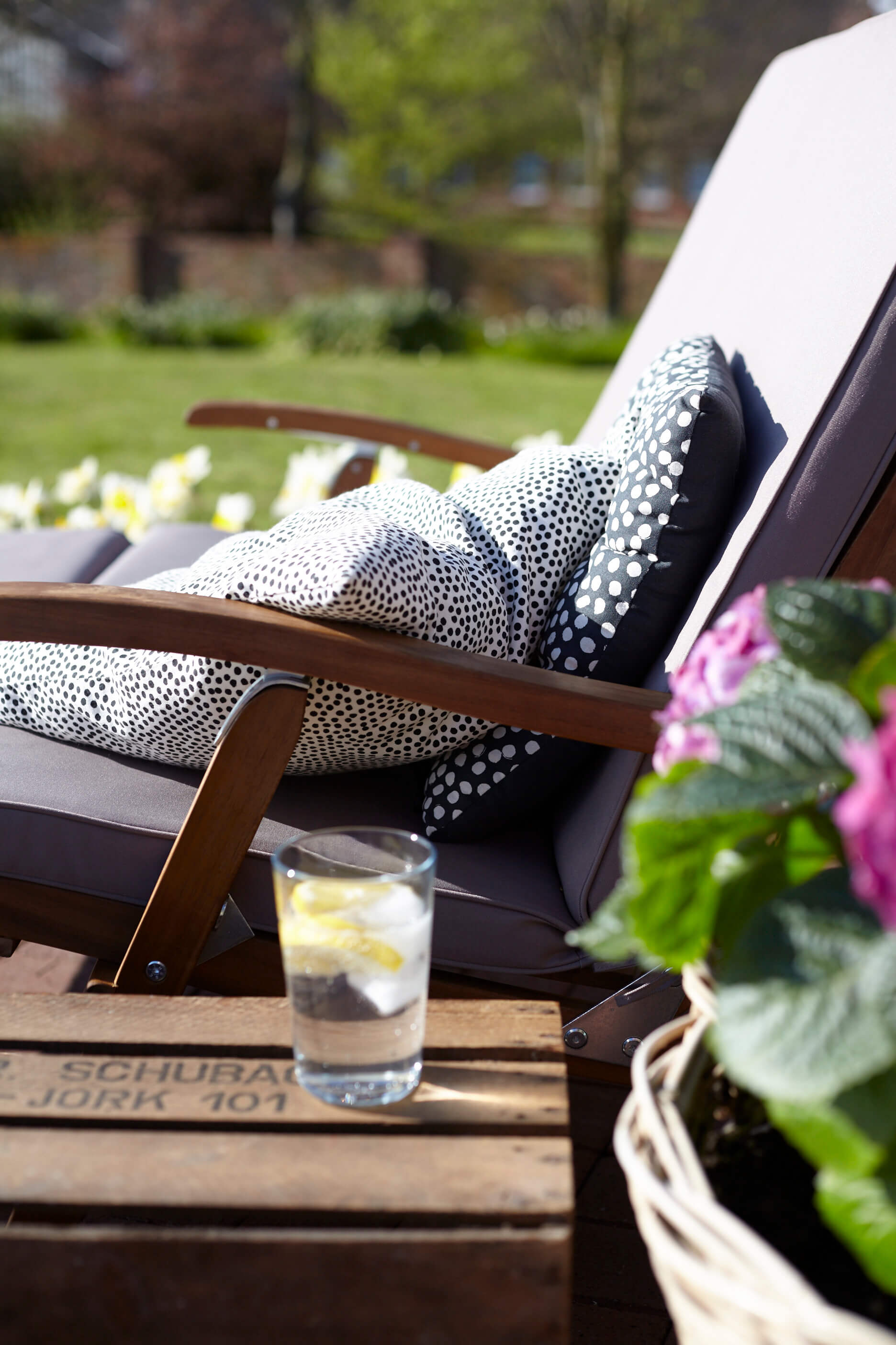 Unsere neue Terrasse und extrabreiter Liegestuhl