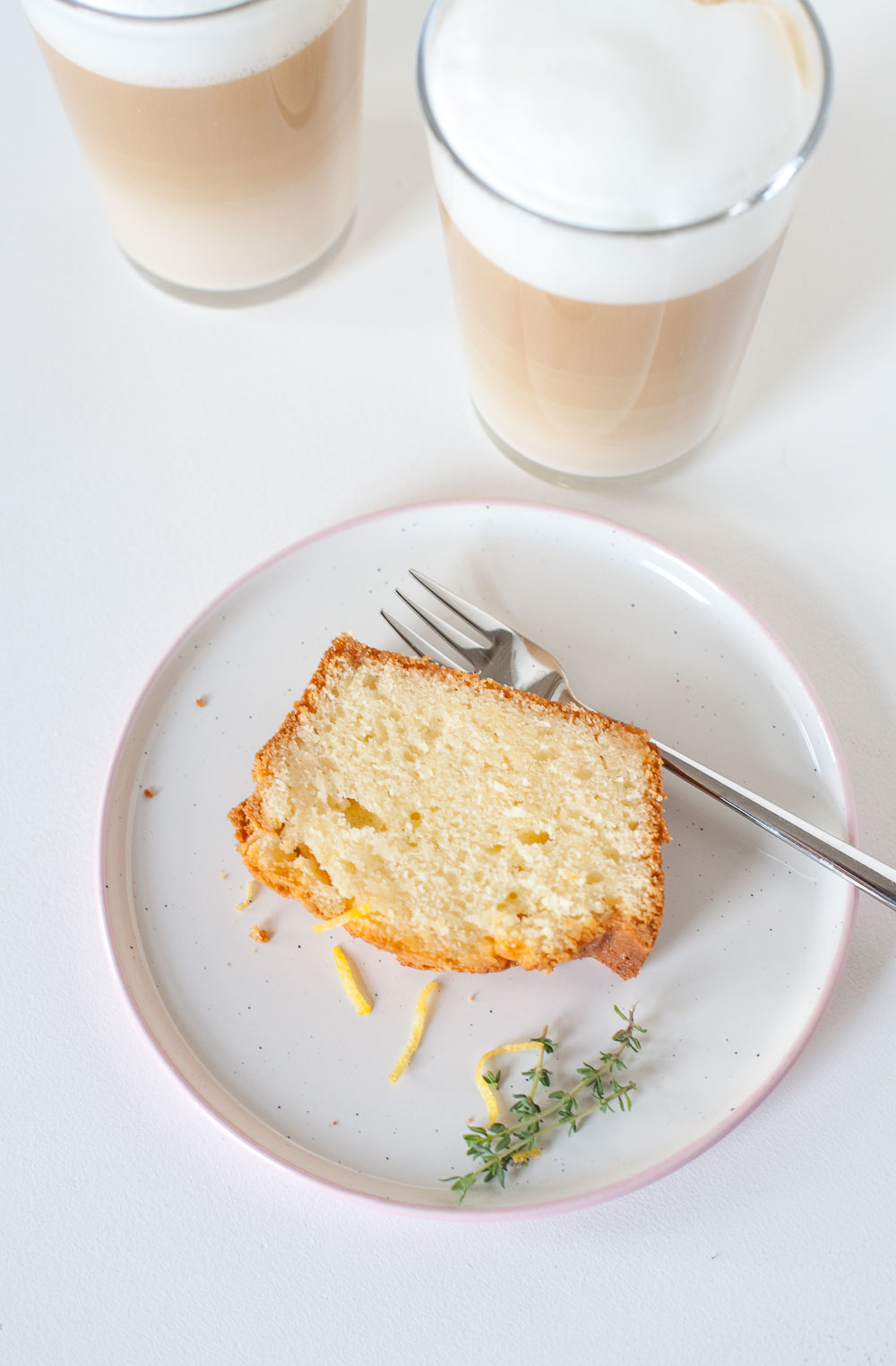 Frischer saftiger Zitronen-Thymian-Kuchen