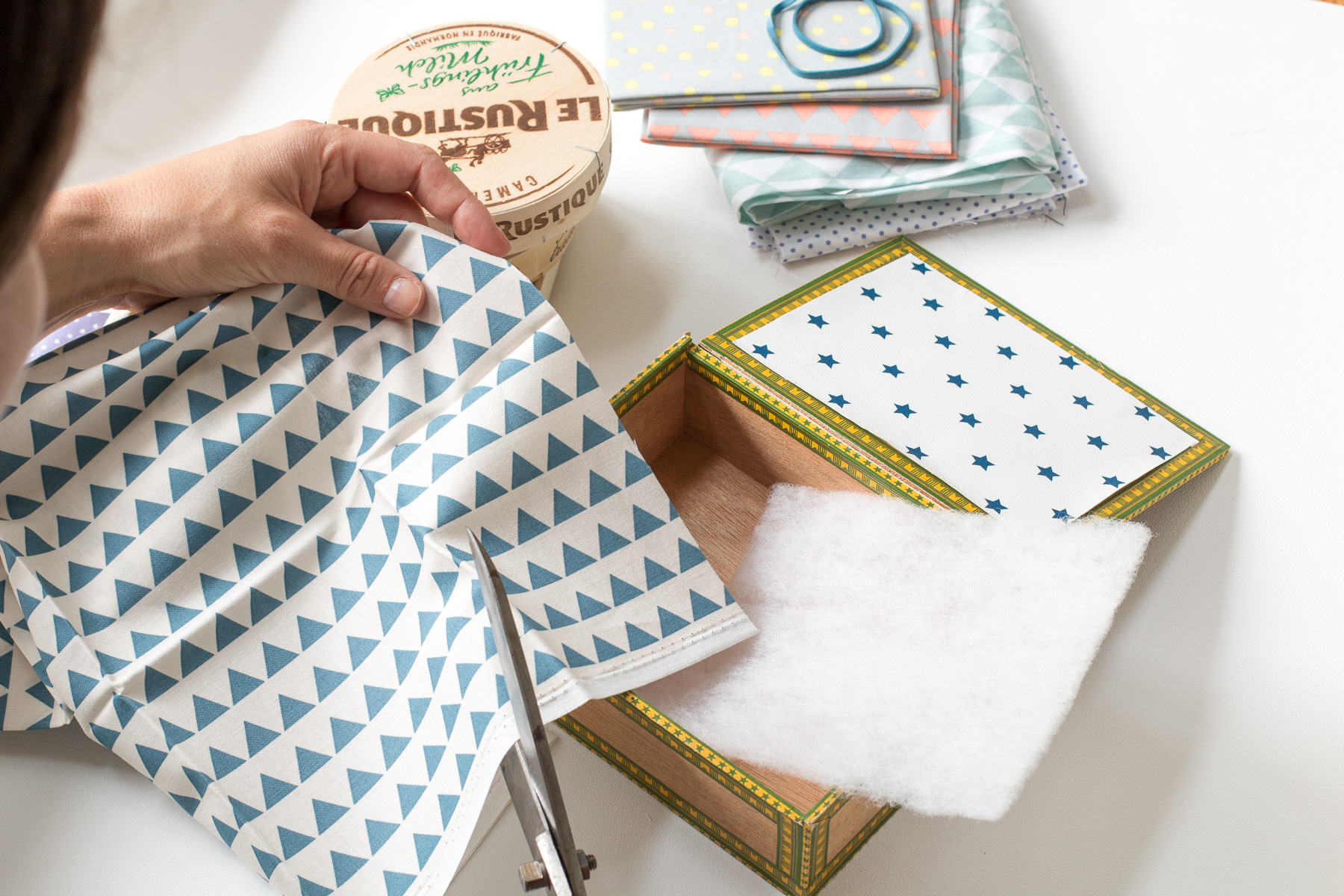 Das Dosenmausehaus - ein kleine K&auml;stchen f&uuml;r die liebsten Spielfiguren und geheime Sch&auml;tze. Ein tolles DIY mit und f&uuml;r Kinder! Viel Spa&szlig; beim basteln!