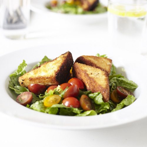 Ein leckerer, grüner Sommersalat mit gebackenem Feta.