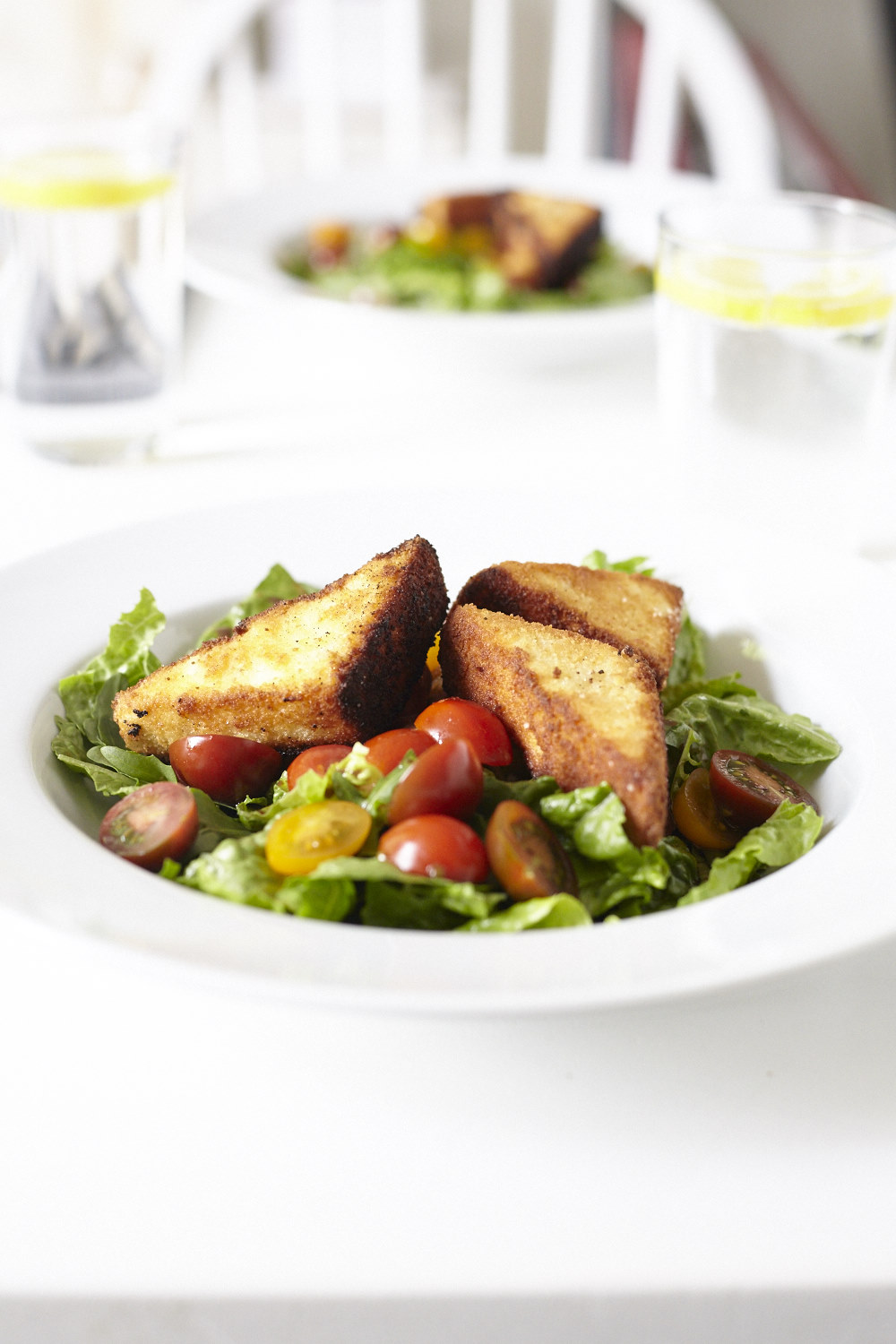 Ein leckerer, gr&uuml;ner Sommersalat mit gebackenem Feta. 