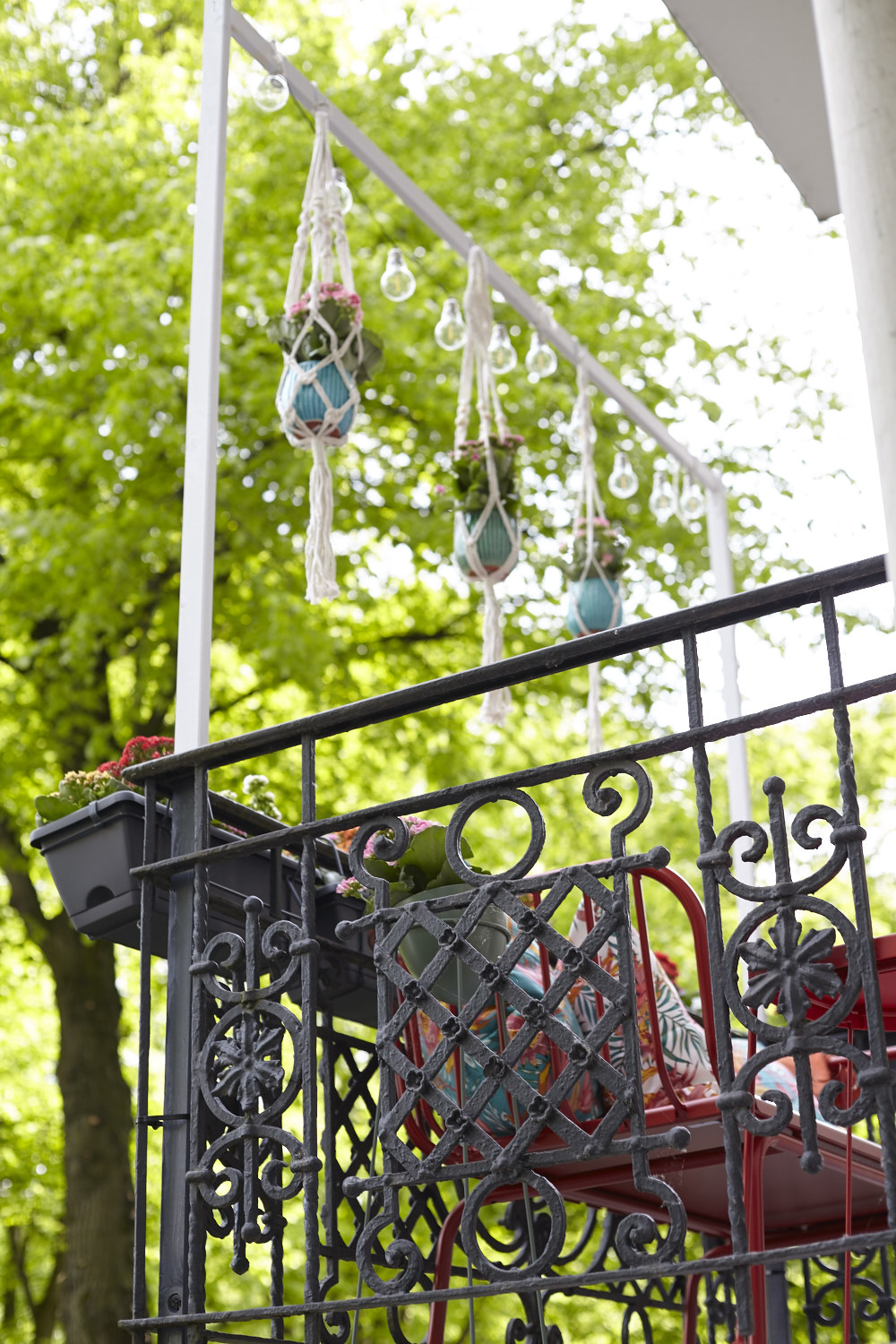 Mein bunter Balkon mit Verandaoptik - ein DIY f&uuml;r eine ganz einfache und g&uuml;nstige Balkonver&auml;nderung. Das gro&szlig;es Balkonumstyling nat&uuml;rlich  mit DIY Anleitung.