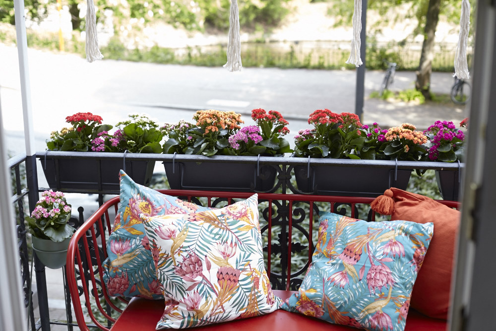 Mein bunter Balkon mit Verandaoptik - ein DIY f&uuml;r eine ganz einfache und g&uuml;nstige Balkonver&auml;nderung. Das gro&szlig;es Balkonumstyling nat&uuml;rlich  mit DIY Anleitung.