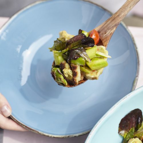 Ein leckerer Maultaschen Salat mit Spargel - perfekt für die Grillsaison.