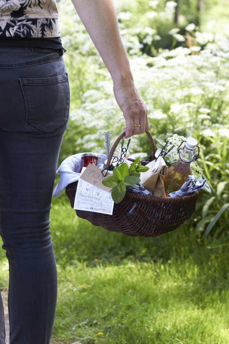 ein gepackter Picknick-Korb mit Holunderblütenlikör für den