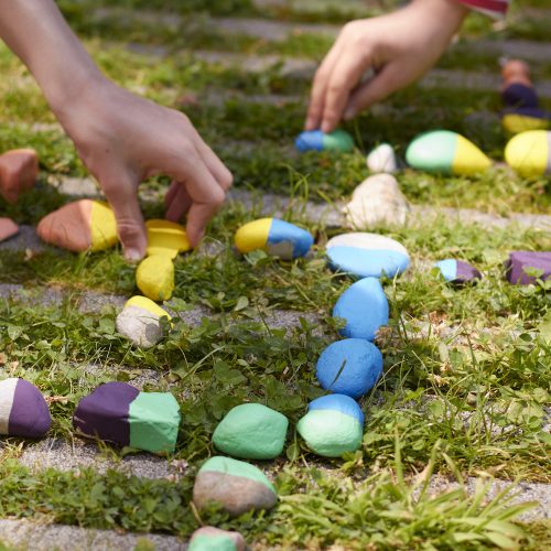 Steindomino - Spielzeug fuer den Sommer im Garten