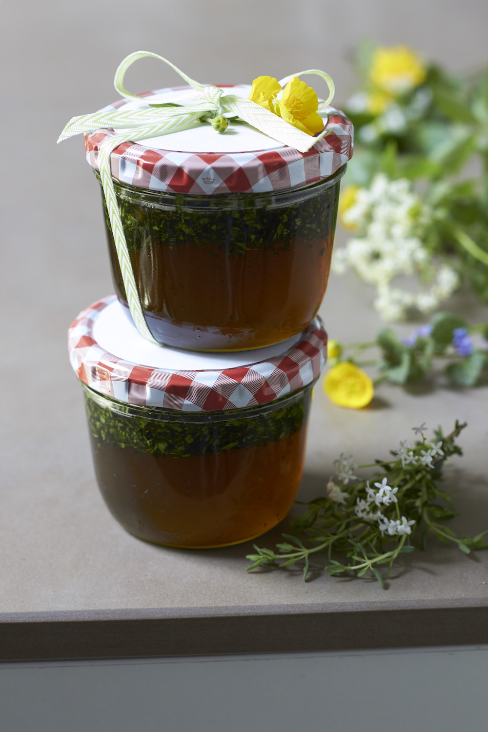 Sommerlicher Kr&auml;uterhonig