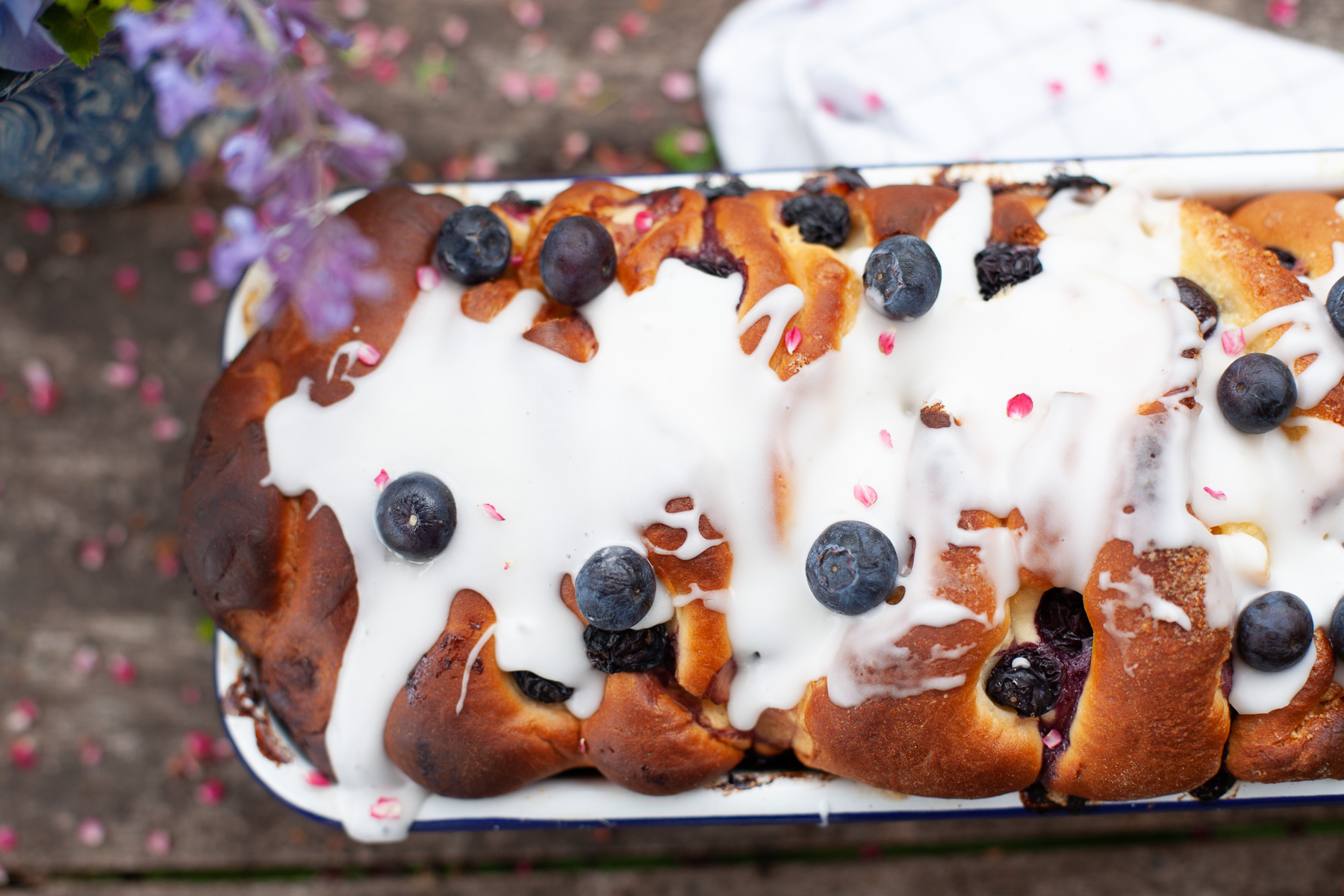 Ein Rezept für Eure Sommer-Backliste: Süßes Blaubeer-Zitronen Zupfbrot