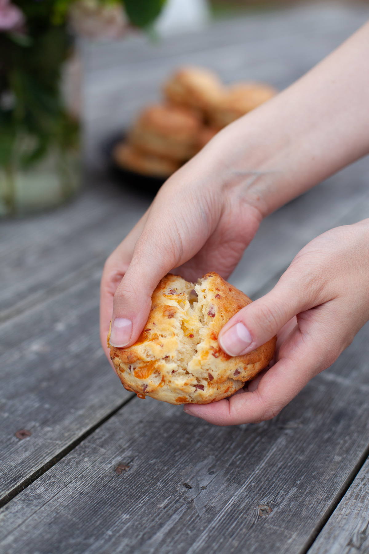 Die leckeren Cheddar-Bacon Scones mit Ahornsirup sind der ideale Reisesnack nach Irland oder auch ein gutes Mitbringsel f&uuml;rs Buffet.