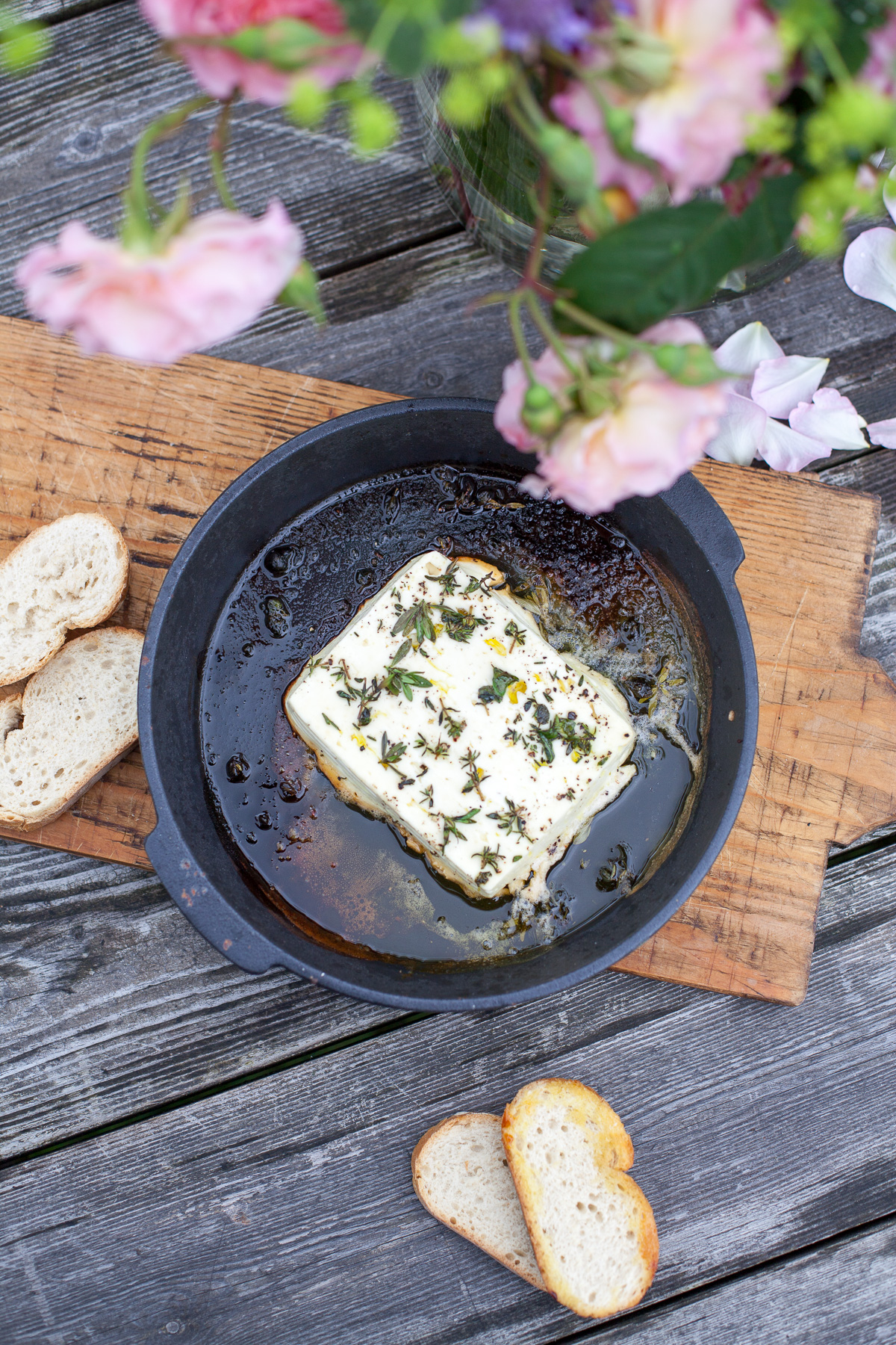 Eins meiner liebsten Tools beim Grillen ist meine Grillpfanne. Dieses Mal gibt's mediterran gebackenen Feta vom Grill! So lecker, einfach und schnell gemacht!