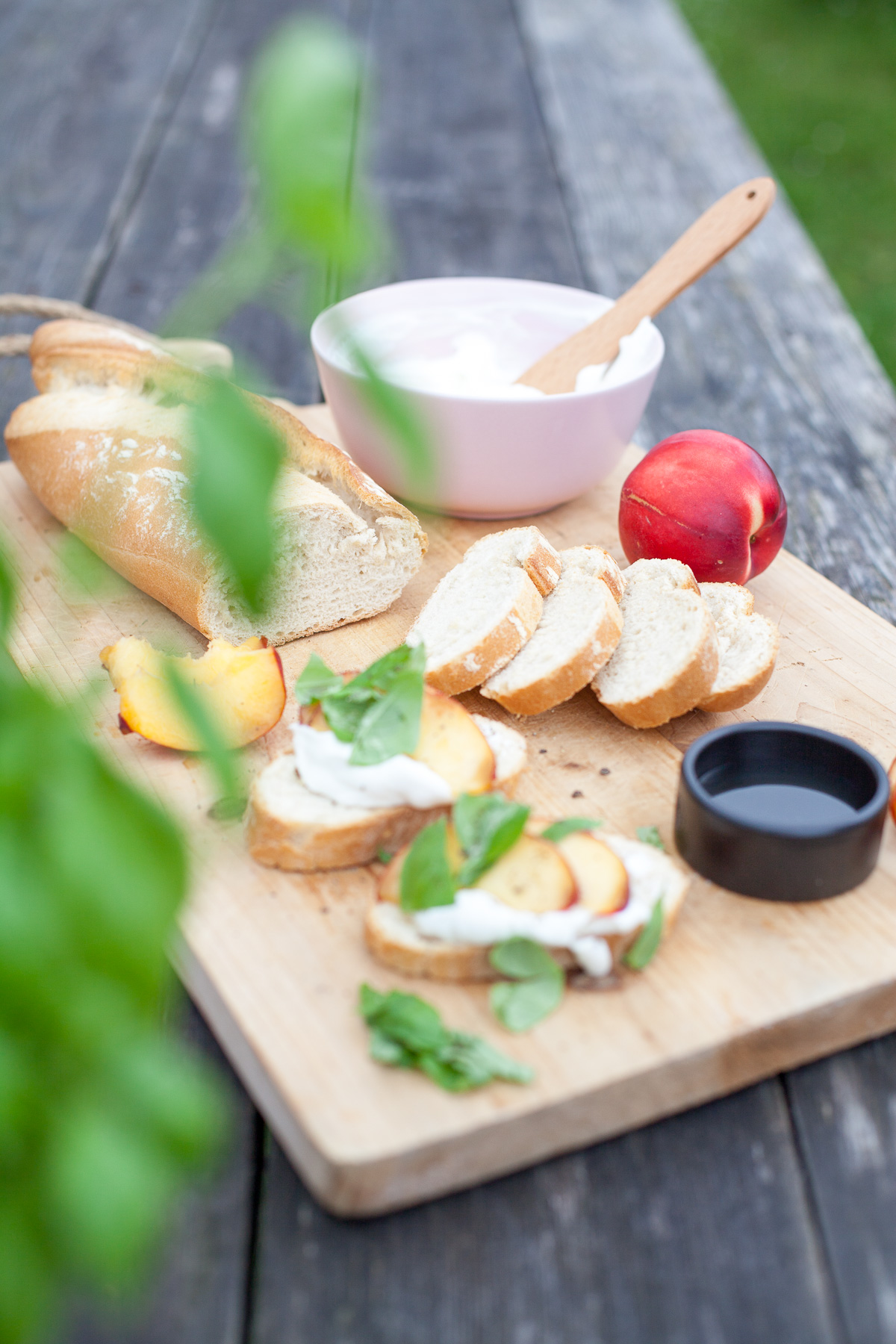 Es gibt Schnittchen Schneewittchen - Nektarinen Bruschetta mit Ziegenk&auml;se, Honig und Basilikum. Toll als Snack oder als kleine Vorspeise im Sommer. 