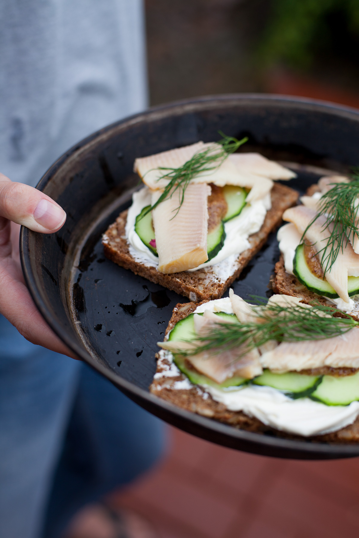 Vollkornbrot mit geraeucherter Forelle - Schnittchen