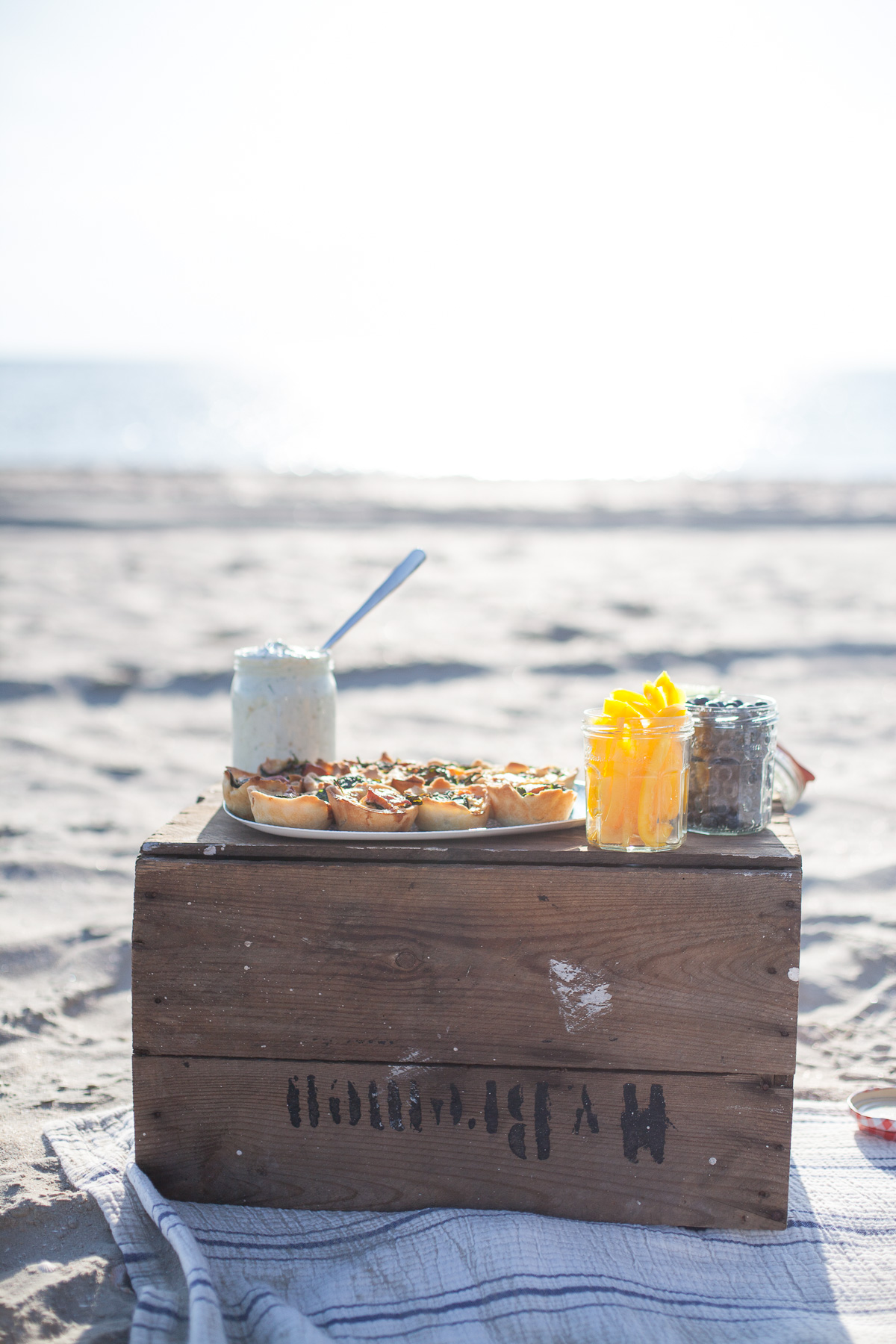 Abendessen am Meer - mit leckeren Lachs-Miniquiches mit Stremel Lachs und Momenten für die Ewigkeit Wir hatten ein tolles Abendessen am Meer mit leckeren Miniquiches mit Stremel Lachs. Eine Quiche ist schnell vorbereitet und gut mitzunehmen für ein Picknick.