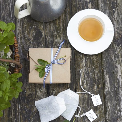 Selbstgemachter Gartentee aus bunten Kräutern