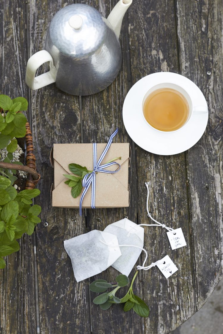 Selbstgemachter Gartentee aus bunten Kräutern