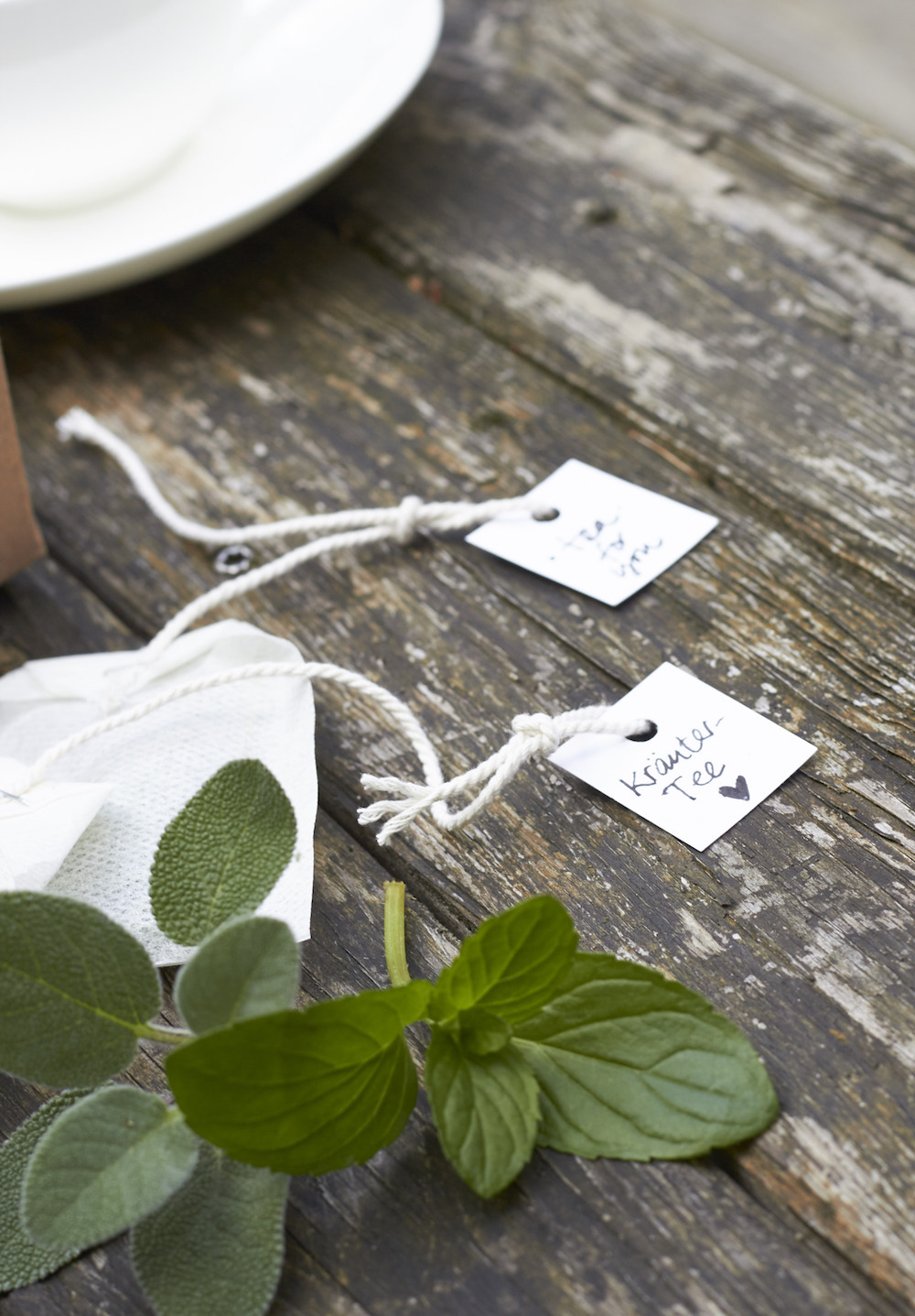 Selbstgemachter Gartentee aus bunten Kr&auml;utern