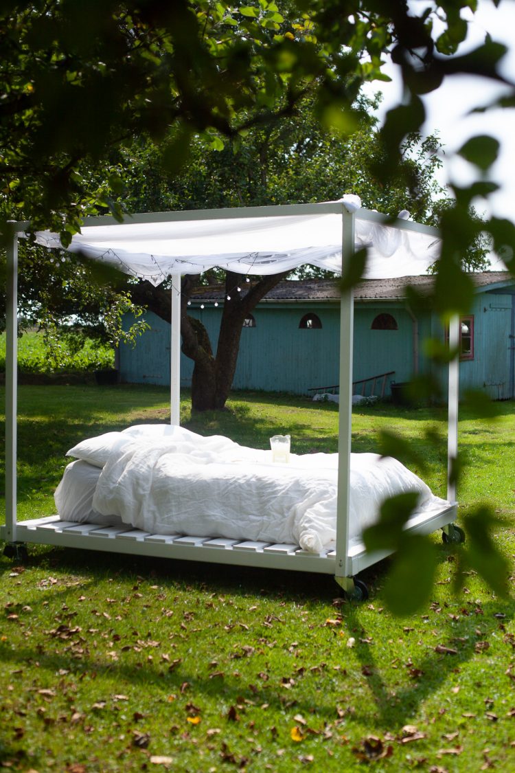 Unser selbstgebautes Gartenbett - ein Platz zum Wolken und Sterne gucken und für laue Sommernächte