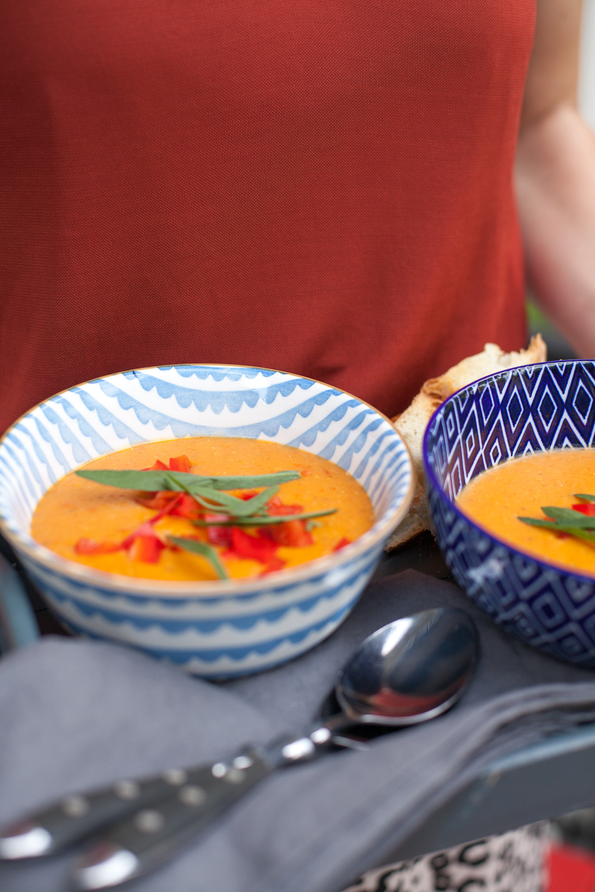 Herbst ist Suppenzeit und diese pikante Ingwer-Linsensuppe mit Kokosmilch ist echt der Knaller! Sie hilft wunderbar gegen die ersten grauen Tage des Jahres!