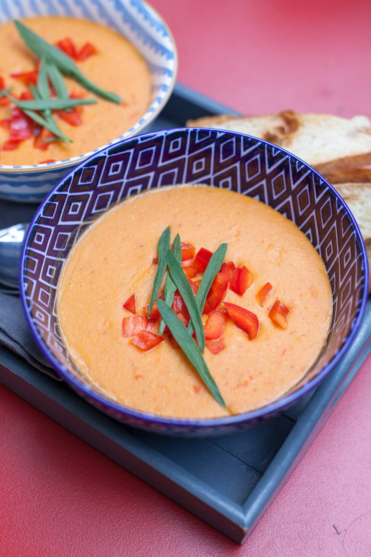 Herbst ist Suppenzeit und diese pikante Ingwer-Linsensuppe mit Kokosmilch ist echt der Knaller! Sie hilft wunderbar gegen die ersten grauen Tage des Jahres!