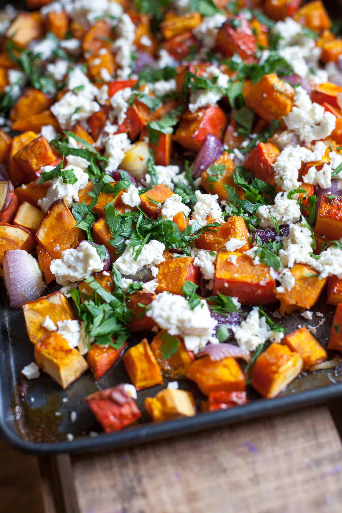 Die aller aller beste Kombination mit Kürbis aus dem Ofen ist, wenn Ihr das ganze noch mit Ahornsirup, roten Zwiebeln und Feta pimpt. Dieses Ofengemüse ist der Knaller!