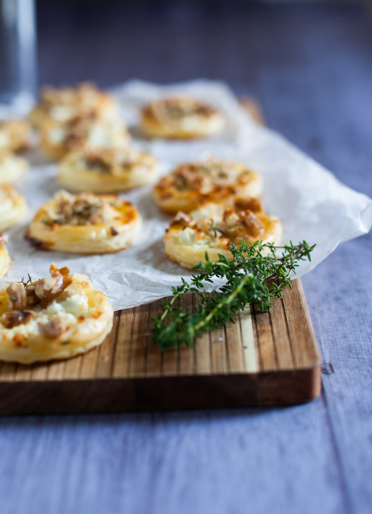 Nächstes Wochenende bekommen wir Besuch zum Abendessen. Wir machen mal wieder eine Dinnerparty! Als Starter gibt es dieses mal leckere Walnuss-Ziegenkäse-Taler.