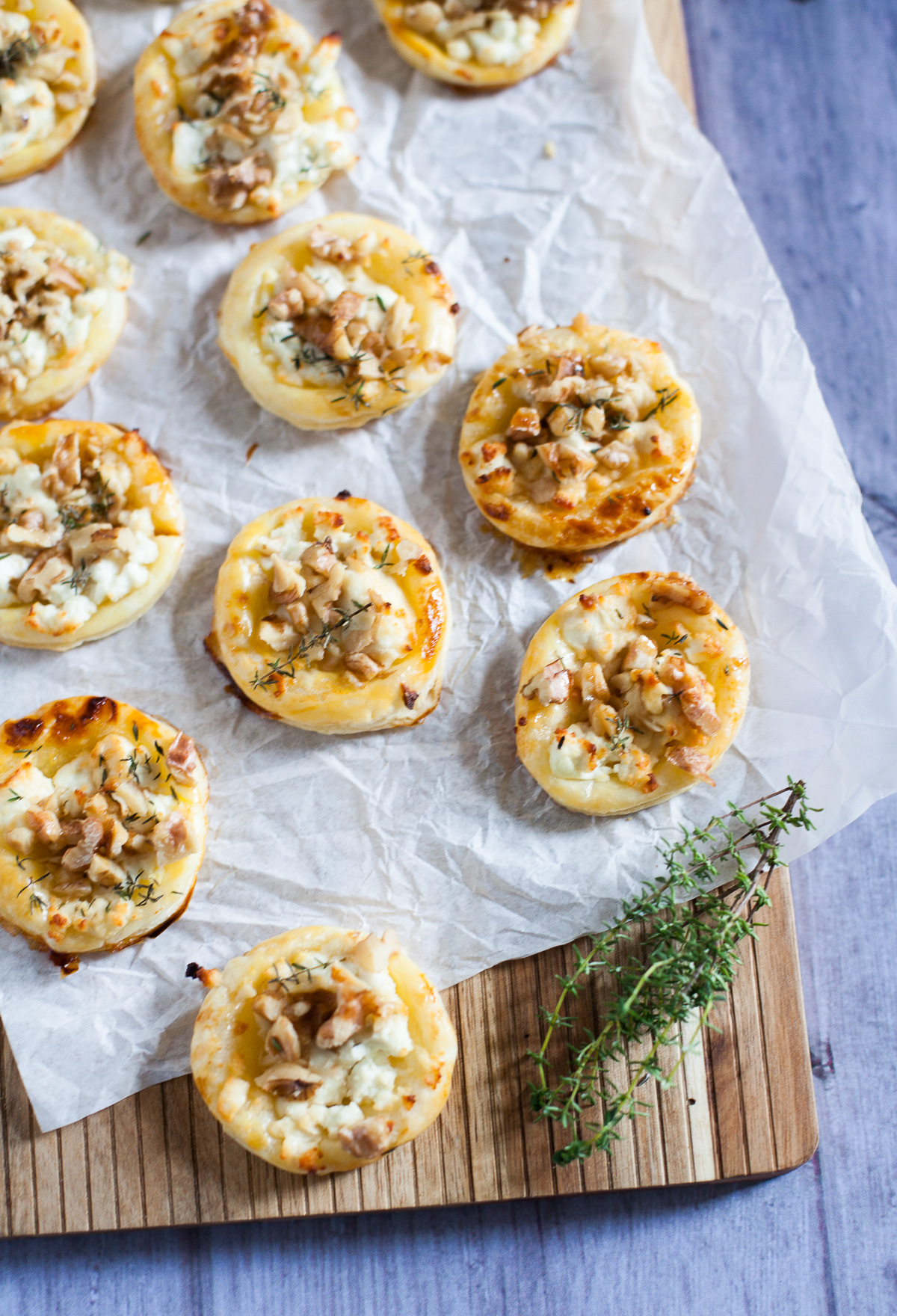 Nächstes Wochenende bekommen wir Besuch zum Abendessen. Wir machen mal wieder eine Dinnerparty! Als Starter gibt es dieses mal leckere Walnuss-Ziegenkäse-Taler.