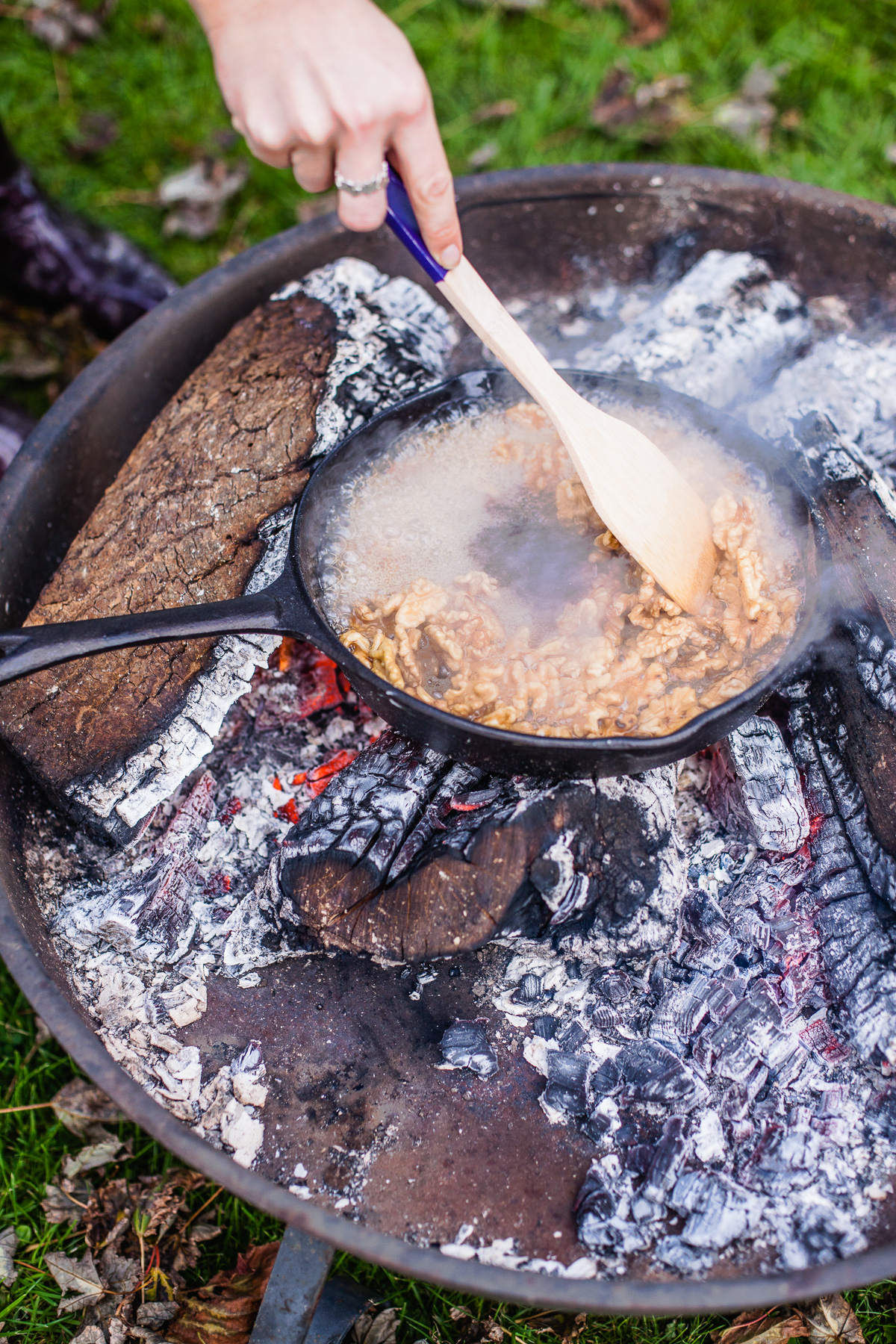 gebrannte Walnüsse vom Lagerfeuer ideal für den Herbst
