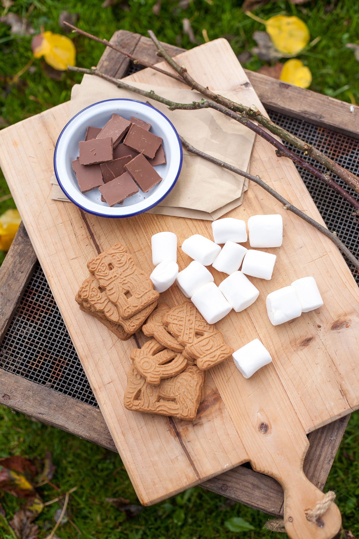 herbstliche Smores mit köstlichem Spekulatius als Leckerei am Lagerfeuer