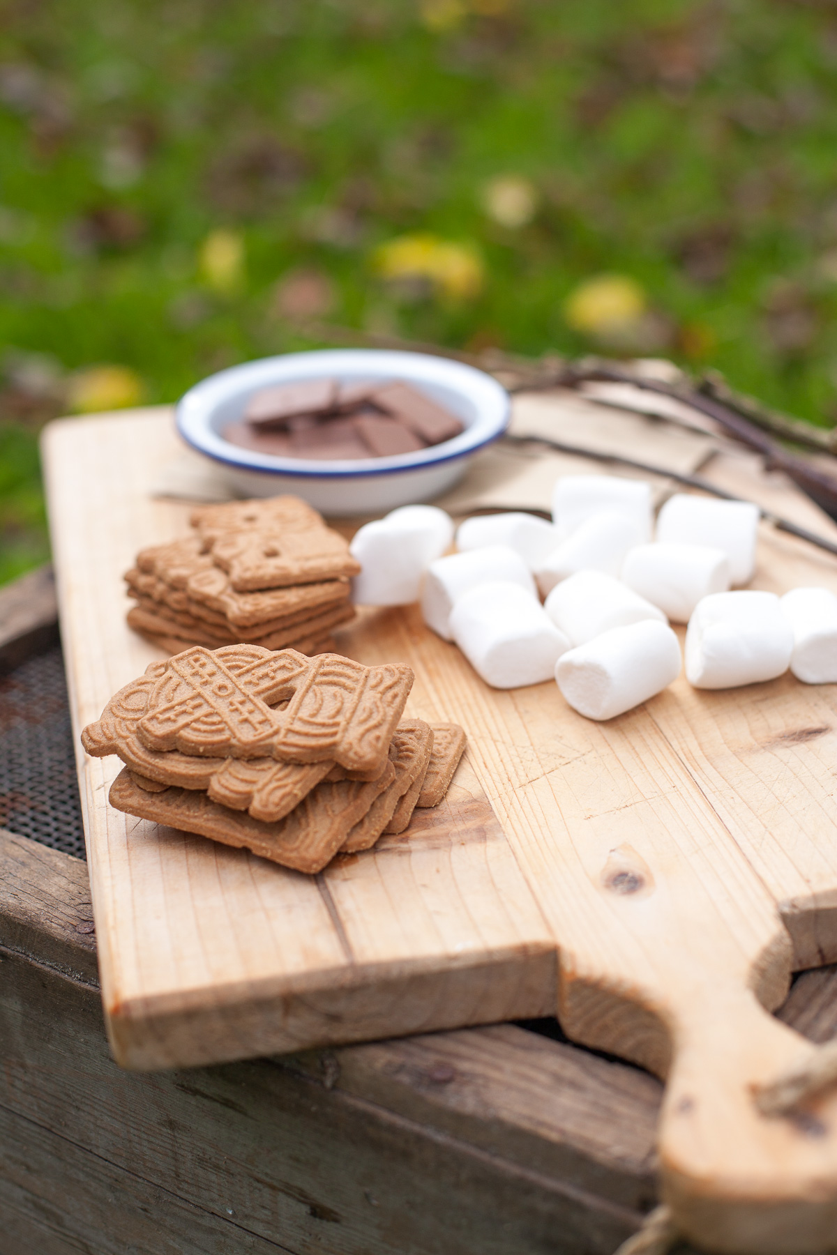 herbstliche Smores mit köstlichem Spekulatius als Leckerei am Lagerfeuer