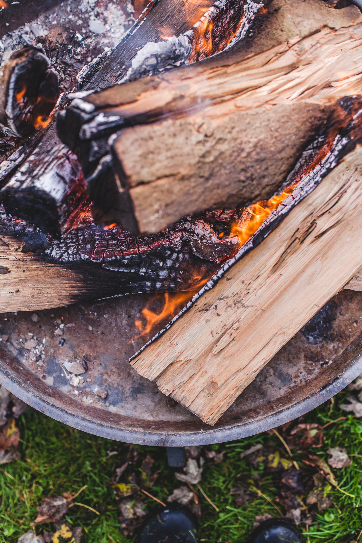 herbstliche Smores mit köstlichem Spekulatius als Leckerei am Lagerfeuer