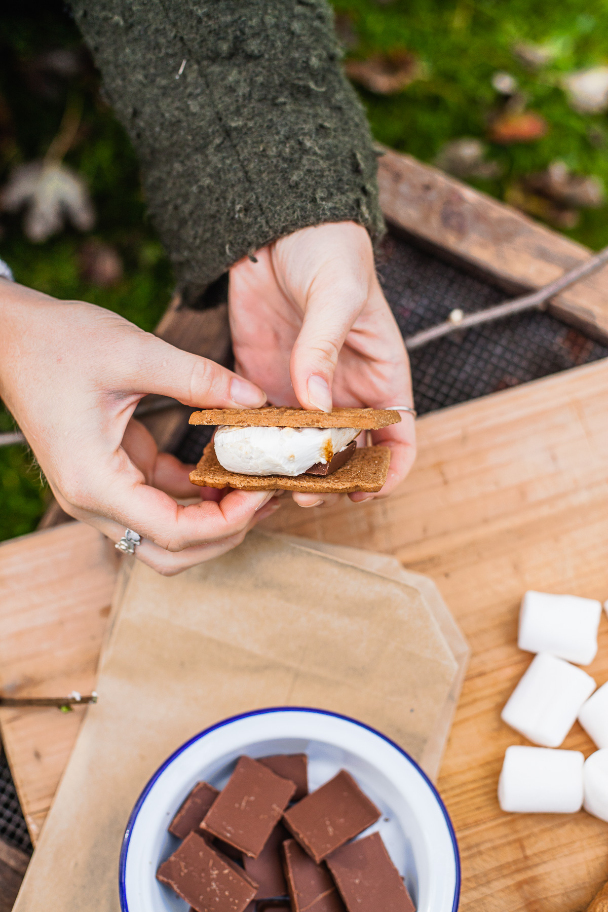 herbstliche Smores mit köstlichem Spekulatius als Leckerei am Lagerfeuer