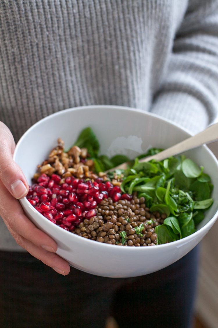 Eine leckere Bowl mit Linsen und gerösteten Nüssen.