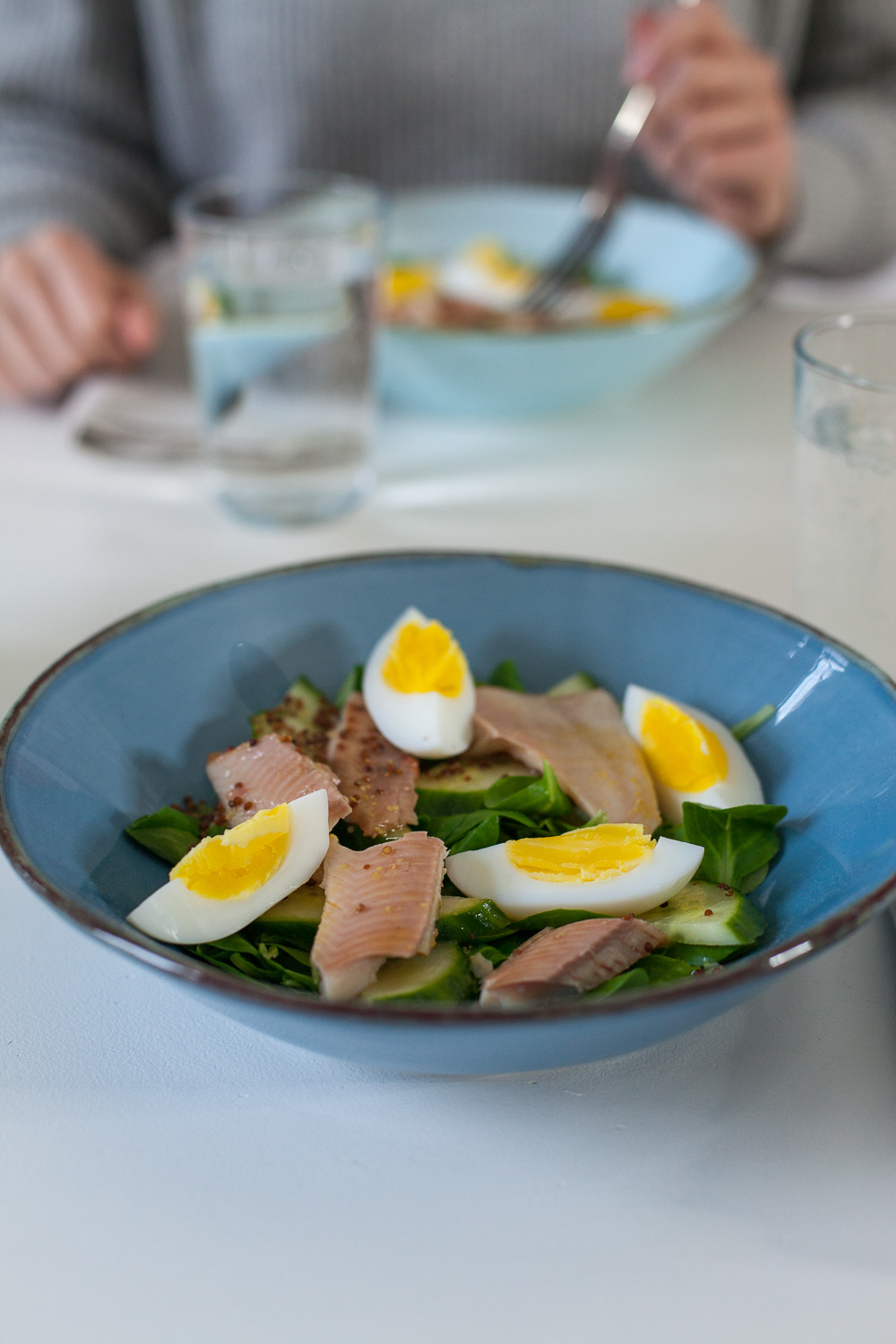 Feldsalat mit Ei und Forelle zum Mittag | tastesheriff