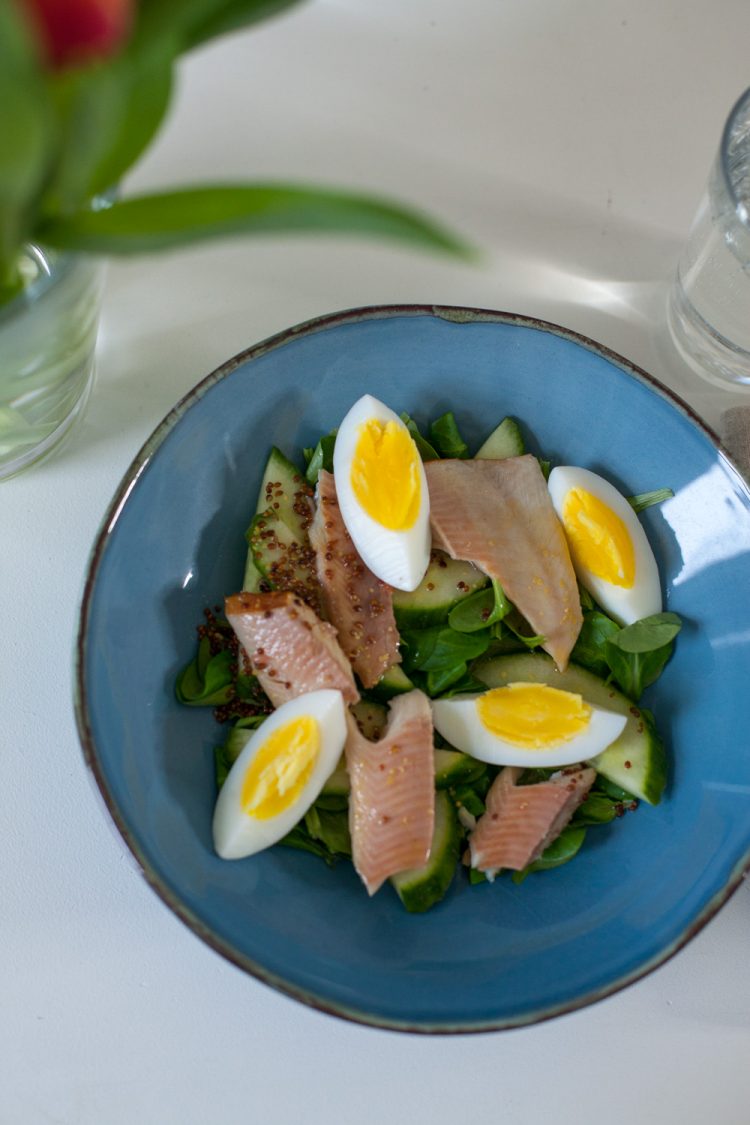 Feldsalat mit Ei und Forelle zum Mittag | tastesheriff