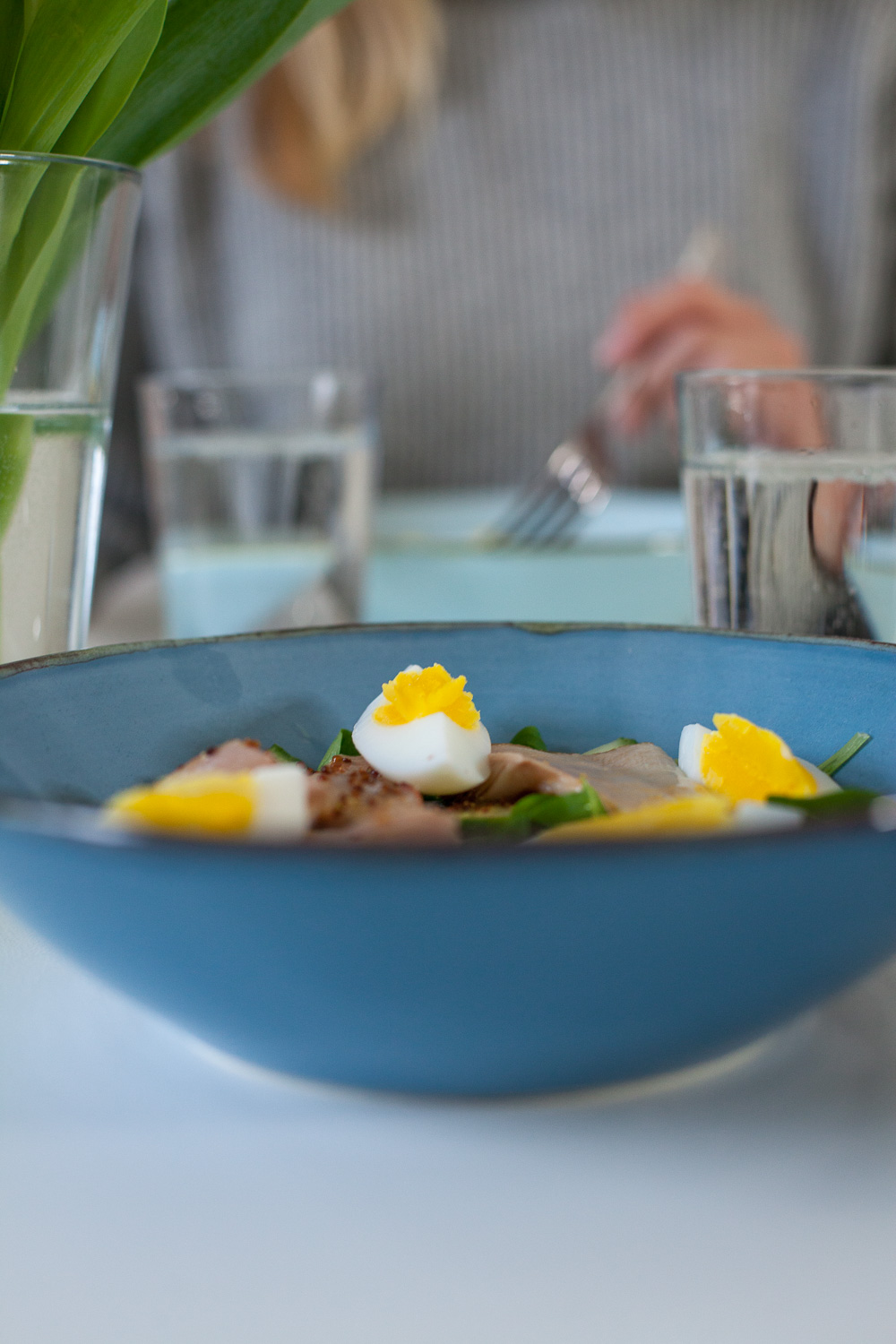 Forellenfilet trifft auf Feldsalat und Ei - eine so leckere Kombi.