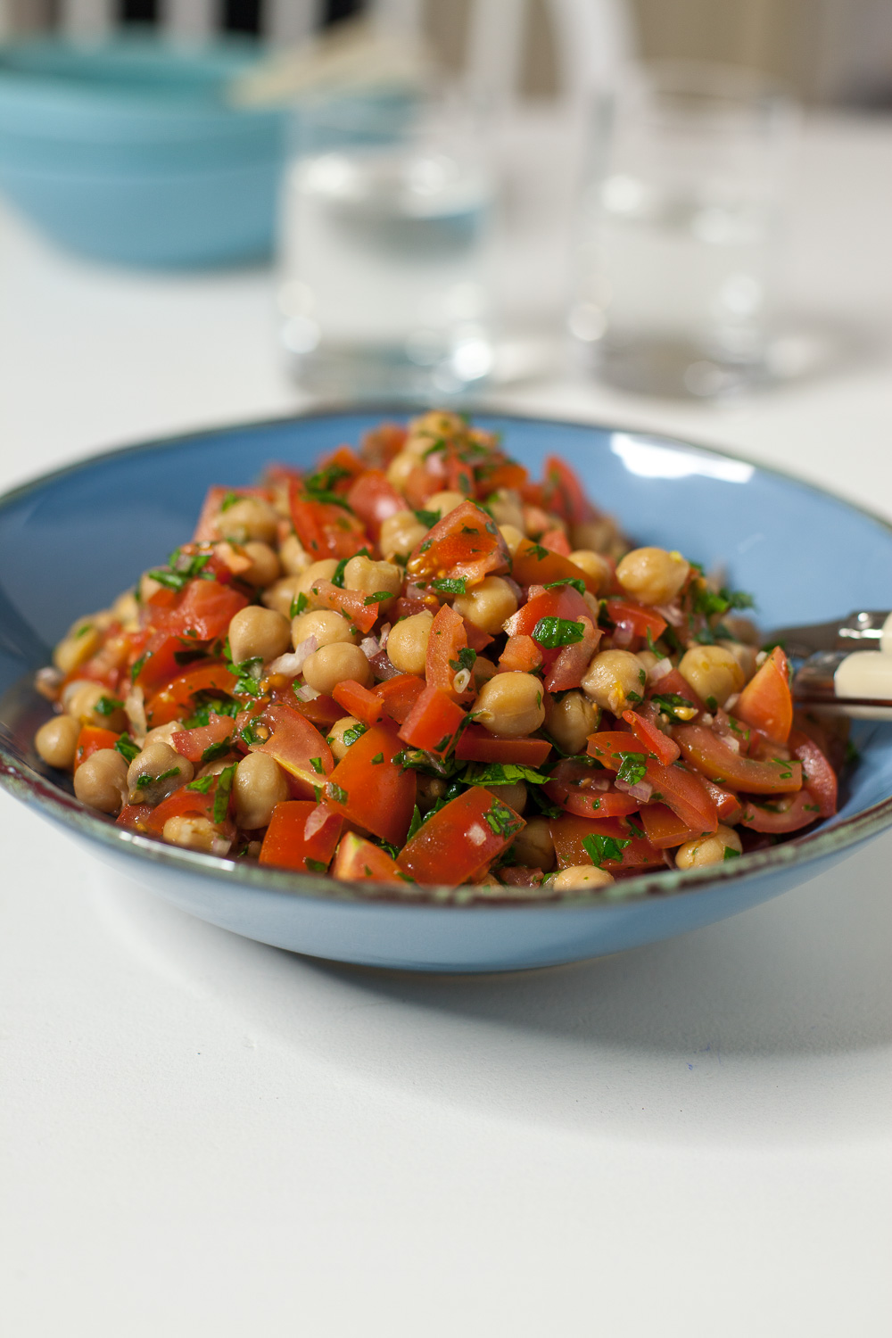 Toll für ein schnelles Mittag- oder Abendessen und auch zu Grillgut schmeckt dieser schnelle Kichererbsen-Tomaten-Salat mit Chimichurri vorzüglich!